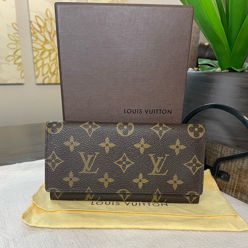 💯 authentic Louis Vuitton wallet - box & dust bag included